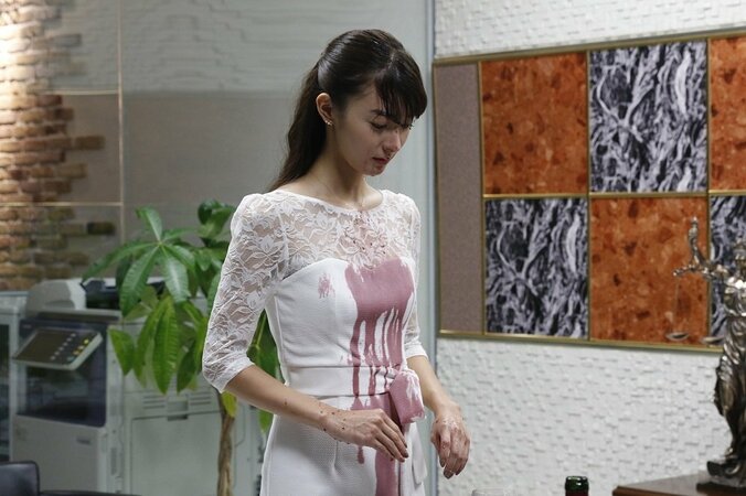 宮本茉由、小日向文世に頭から赤ワインをぶっかけられる　女優デビュー作で体当たり演技 3枚目