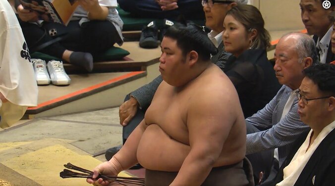 伯乃富士の肩越しに高橋彩華
