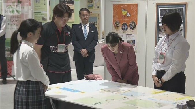 【写真まとめ】愛子さま 3日目は爽やかなライトブルーの装い 大型望遠鏡を覗き込み満面の笑み　2日目には｢はこた人形｣の眉毛絵付けに苦戦する姿も【鳥取訪問】 11枚目