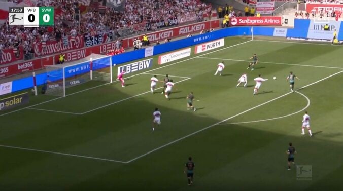 “ゴール確率6％”ゴラッソをアシスト！菅原由勢、“神パス”炸裂「そこ出すんか」「冷静すぎる」シュートフェイント→マイナス方向にリターン 4枚目