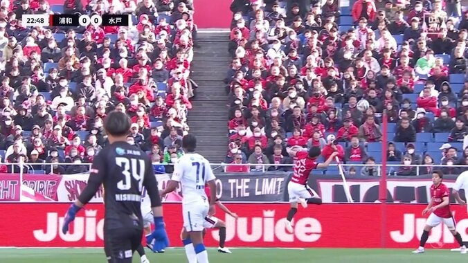 「見逃しやば」「普通にPK」浦和MFの“ハンド疑惑”にネット物議「なんで流されてんの？」元日本代表は“風の影響”を示唆 5枚目
