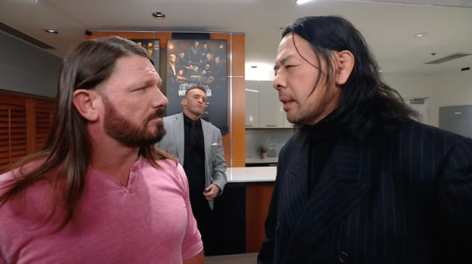 中邑真輔（写真右）とAJスタイルズ（同左）