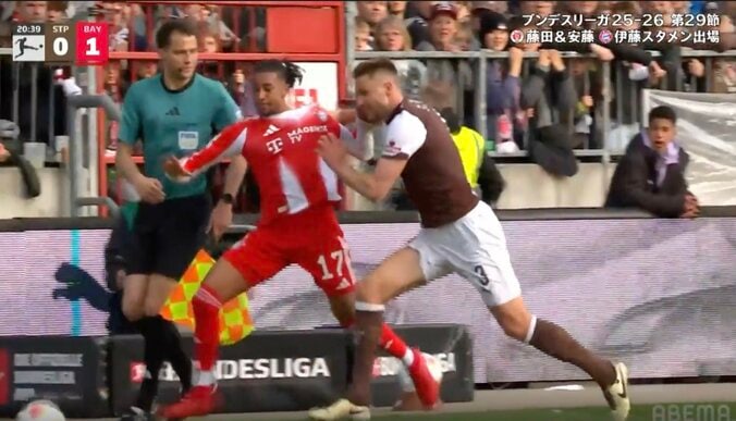 「殴り合うかと思った」激しい掴み合いで“一触即発”→スタンドまで吹き飛ぶ「喧嘩じゃん」ライン際での危険な攻防… 場内ドン引き「サッカーじゃないだろ」 4枚目