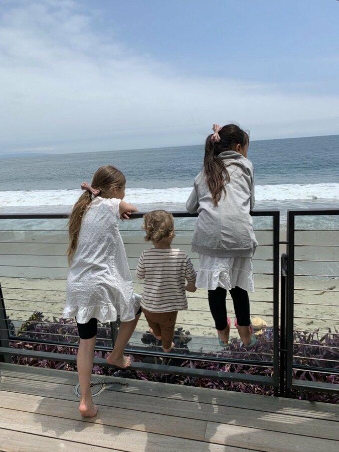 吉川ひなの、娘の落ち着いた反応に「さすがハワイ生まれ」 1枚目