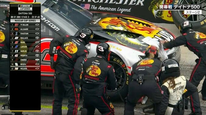 「これで直ってるんですか！？」壊れた車を“叩いて直す” F1ではあり得ない光景に現役レーサーも唖然 3枚目