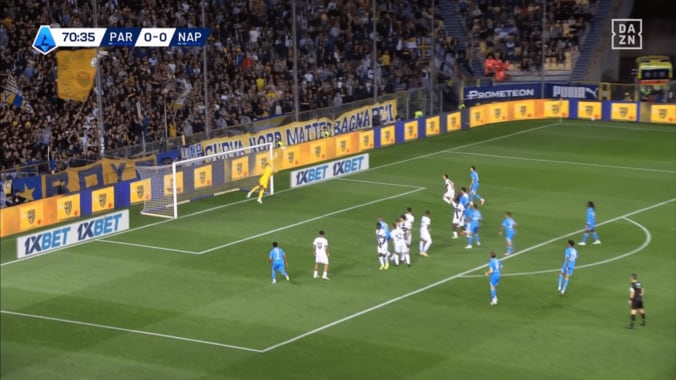 「奇跡だ！」鈴木彩艶の“指先スーパーセーブ”を現地メディア大称賛「本能で止めた」「乗り越えられない壁」首位ナポリを唖然とさせた瞬間 4枚目