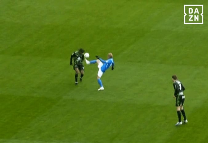 ファウルすれすれ！伊東純也の“ハイ・トラップ”が話題「よく収めて繋いだ」先制点の起点になったアクロバティック美技 2枚目