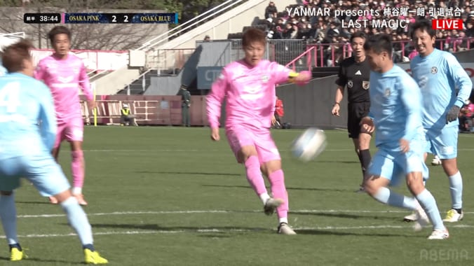 ループシュートを放つ柿谷