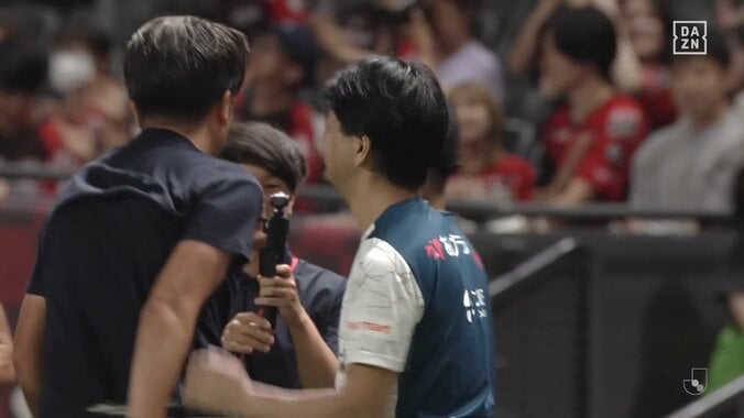 「岩政出過ぎ」「監督戻って」情熱指揮官“飛び出し過ぎ”のタイムアップアピールが話題沸騰「自分で時間稼ぎしにいってる」「相変わらず熱くていいな」 4枚目