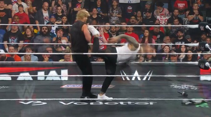 ジェイがローガンにスーパーキック