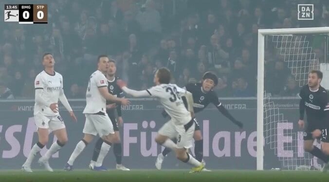 「マジかよ！？」日本代表DF安藤智哉、強烈シュート直撃の“まさかの展開”「スゲえw」至近距離からのボールを弾き飛ばす“強靭ディフェンス” 5枚目