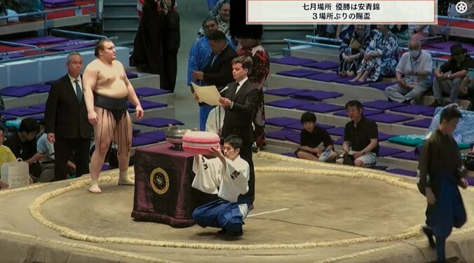 「デカすぎる」「これ食えるの?」安青錦に“巨大すぎる”副賞 「このサイズ信じられない」ファン騒然 3枚目