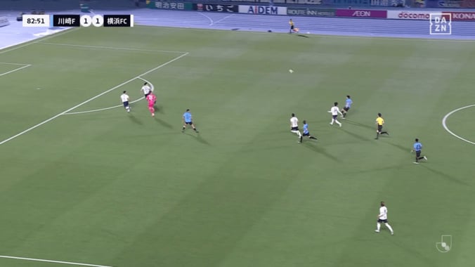 「なにやってんだ…」J1リーグの“衝撃オウンゴール”にファン騒然！「焦りすぎ」「歴史に残る映像」「全員ズコーッだわw」痛恨すぎたオーバーヘッド失敗の瞬間 2枚目