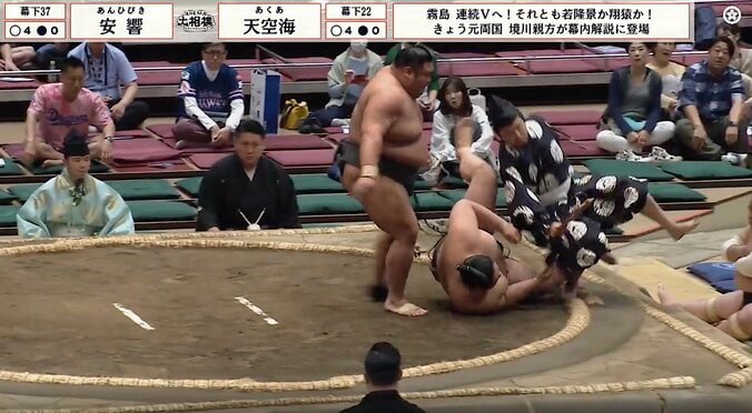 【写真・画像】「大丈夫か」親方も慌てて呼びかけ…力士、取組後に立ち上がれず“異変” 相手力士も困惑「心配になるわな」館内も騒然　1枚目