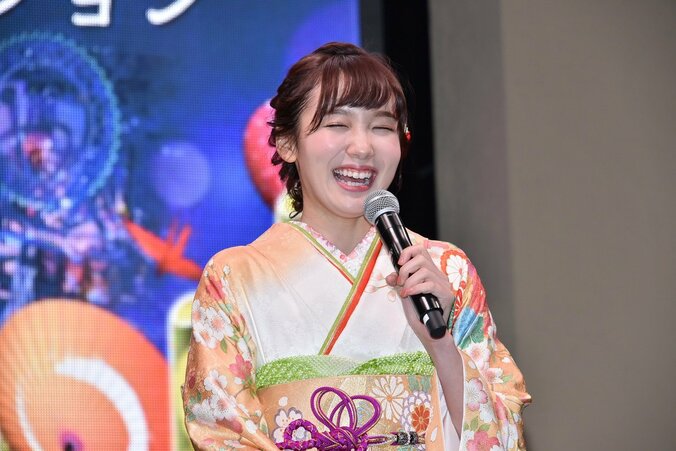 飯豊まりえ、サンタさんの現金プレゼントに大泣き「夢が現実に」 3枚目