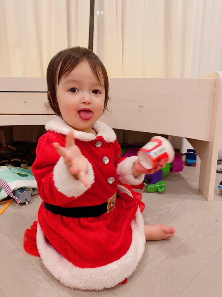  川崎希、サンタの衣装を着た娘の姿を公開「写真勝手に取りました」 