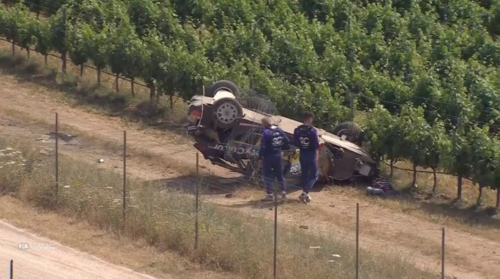 【写真・画像】ラリー車が逆さまに！フォードを“相次いで”襲った「壊滅的なアクシデント」 現地実況も「Oh…」思わず声をあげる　1枚目