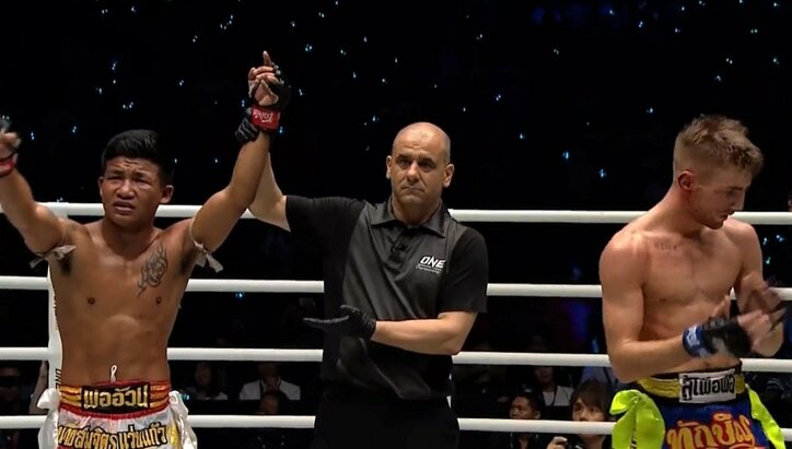 衝撃敗戦、耳から飛び散った“鮮血”……イギリスの神童、タイの破壊神の猛攻に沈む