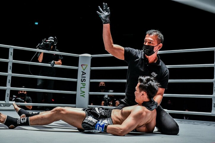 「2秒くらいだった」実況驚愕の“ワンパン”決着にネット騒然 「史上最速？」の声も