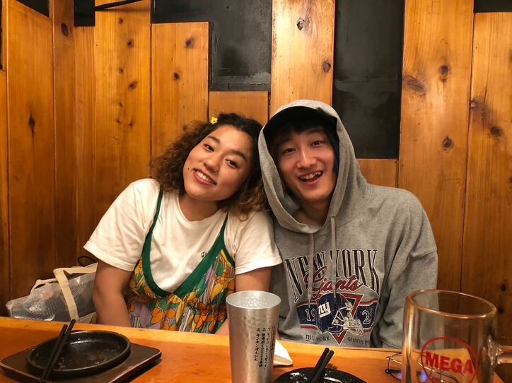 【写真・画像】過酷な婚前合宿サバイバル番組『ウェディングウォーズ』熾烈なバトルに挑む参加カップル8組に、一問一答インタビュー！駆け出しの若手芸人同士・柴助&マミモンカップル編　5枚目