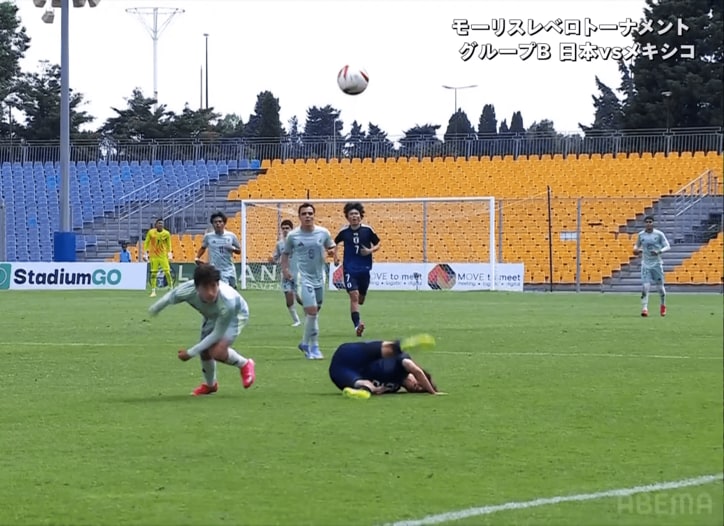 ピッチに打ち付けられた梅木怜