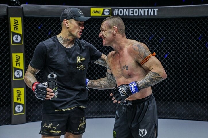 44歳、人工股関節で電撃復帰！ “戦慄”の左ハイに沈むも…試合後の笑顔に「アナタも勝者」称賛の声