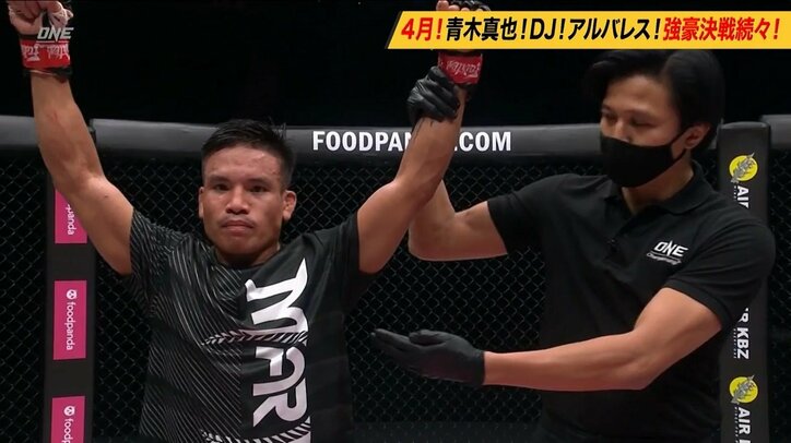 あわや“同時”ノックアウトの衝撃決着　戦慄の“ヒジ”に解説絶句「体がシビれちゃってる…」