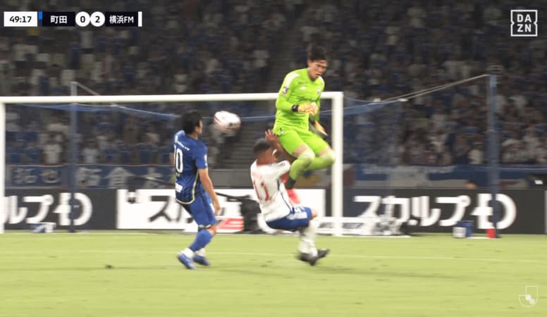 物議を醸す判定…「退場だろ！」「先にボールに触ってる」町田GKと横浜FMアタッカーの“衝突”がノーファウル判定で騒然とした瞬間「カードなしの理由は？」「主審を支持」