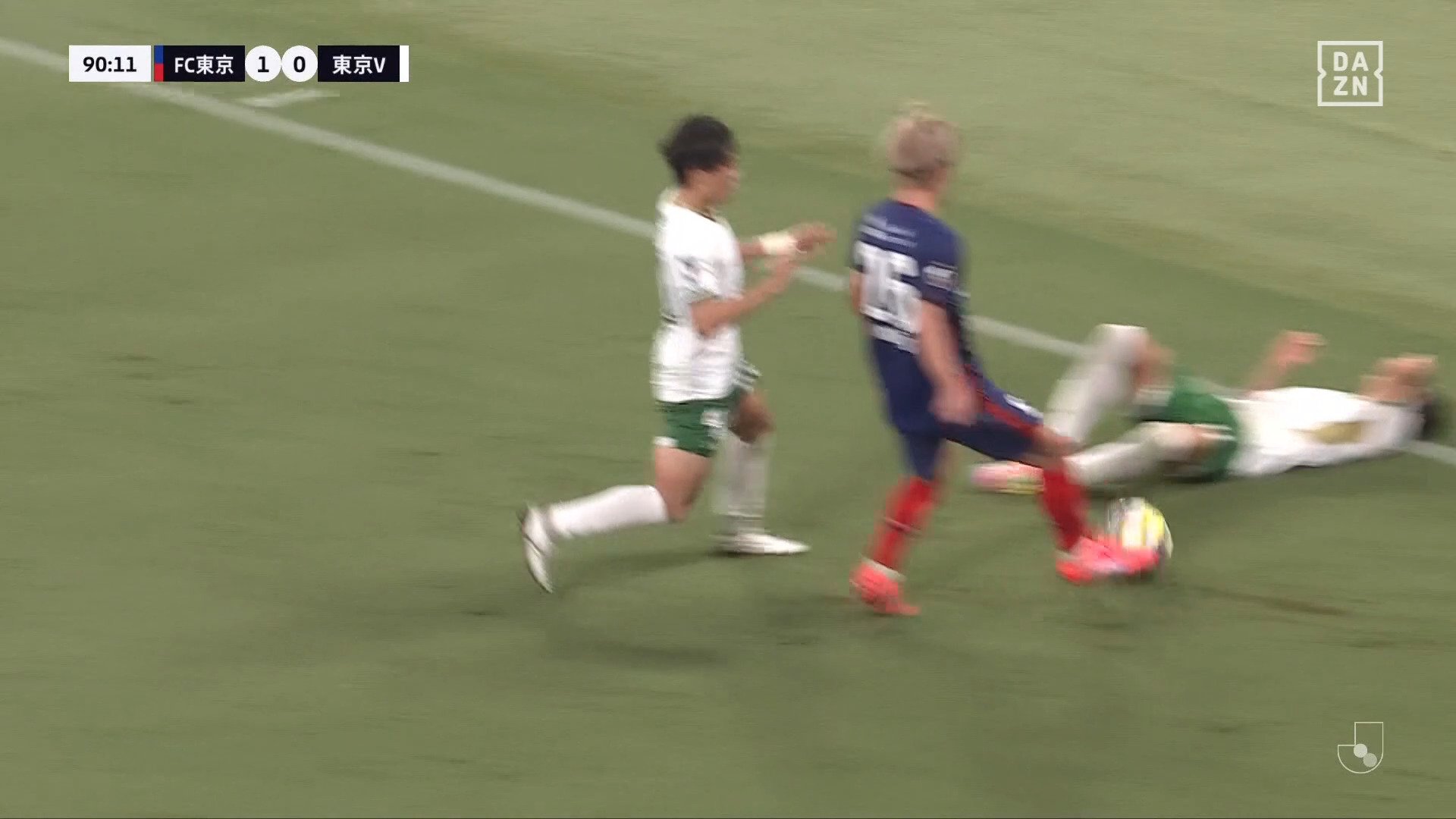 【映像】倒れた選手にボールを当てる行為→小競り合いに