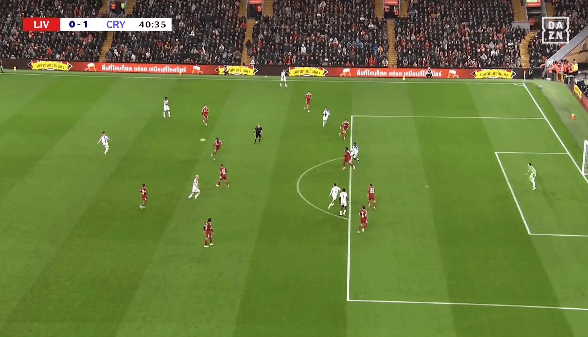 縦パスを出す鎌田大地