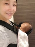 小原正子、長女の抱っこ紐デビューを報告「これで 少しは家事ができる」