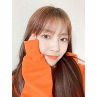 「大優勝」「間違いない、女神だわ」NiziU・マユカの“オレンジコーデ×メイク”にファン絶賛