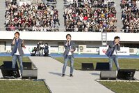稲垣・草なぎ・香取「パラ駅伝」で新曲披露「誰もが新しい道が続いている」