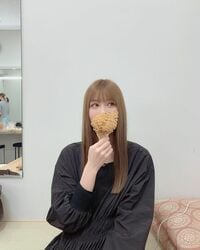 「顔小さい」「チキンがおっきい！」生見愛瑠、クリスマスチキンを持ったお茶目なショットが話題