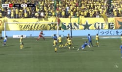 「えっ！入ったの！？」J1初参戦FWの“急反転ゴラッソ”に衝撃「ゲームのような一撃」「なんで打てるの…」元日本代表DFも驚愕