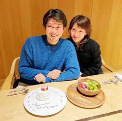  宮崎謙介、妻・金子恵美の誕生日と結婚10周年をお祝い「息子も連れて、北海道で」 