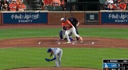 何が起きた？ 山本由伸、まさかの“変態キャッチ”「ミラクルやん」「スゲえ…」強烈ピッチャー返し→体勢がおかしくなる「超ファインプレー」