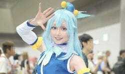 「楽しくやらせてもらってます！」駄女神テイストを巧みに表現した『このすば』アクアのコスプレ