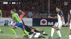 嘘だろ？柴崎岳が主審に全力スライディングした衝撃の瞬間「カードが出なくてよかった」まさかの珍事にファン「大丈夫か」「そんなことある？」