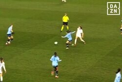 電光石火！ 長谷川唯の“画面外から爆速インターセプト”に海外熱狂「やばすぎ」「守備面も大きく成長」「世界最高のMF」マンＣ先制点のキッカケを作った瞬間