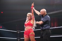 “美人すぎる”話題の超新星レスラー、ピンクの新衣装で決めポーズ投稿が「セクシー」「本当に可愛い」ファン＆同僚女子からも大好評