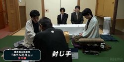 挑戦者の菅井竜也八段が53手目を封じる “八冠王”藤井聡太王将との開幕局は形勢互角のまま2日目へ／将棋・王将戦七番勝負