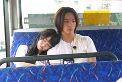 居眠りする彼女を優しく支え…SNSで有名のカップル“自然体のラブラブな姿”に反響