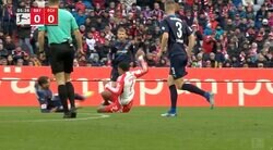 これは痛すぎる！“殺人級”ダブルスライディングが炸裂→足に直撃して激痛に悶絶する瞬間　1つのボールを奪い合う激しすぎる勝負の行方は？