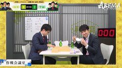 戦い方を心得てる！？出口若武六段、リーダーの対局中にもアイマスク姿でリラックス 視聴者は爆笑「何してるのw」「出口さん見ないのかーい」／将棋・ABEMAトーナメント