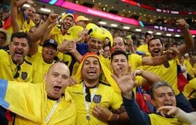 「ビールをくれ！」会場でのアルコール販売が中止されたカタールW杯でサポーターが大合唱！