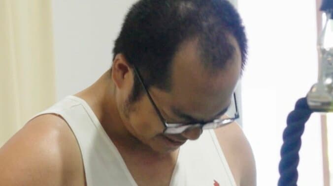 【写真・画像】「体大きいのに意外と情けない」 31歳子供部屋おじさん、筋トレに苦悶の表情　1枚目