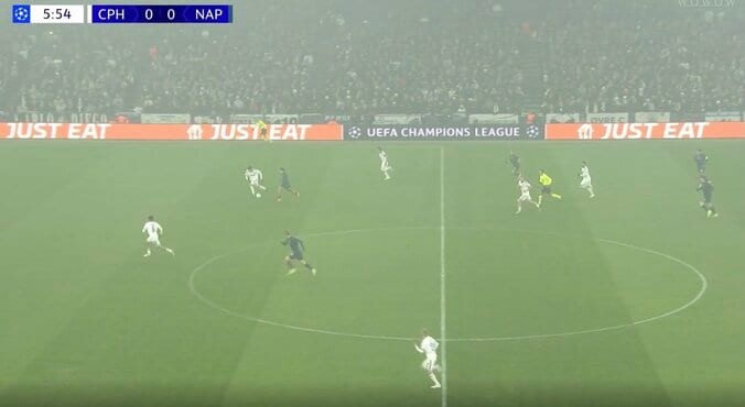 「エグいって！」日本代表DF鈴木淳之介、“強烈タックル”炸裂→相手選手を軽く吹っ飛ばす「すげえw」“神ディフェンス”にスタジアム大歓声 2枚目