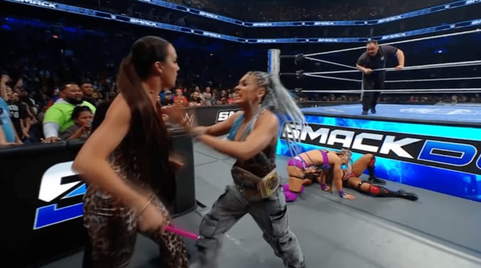 場外で揉めるジュリアとチェルシー