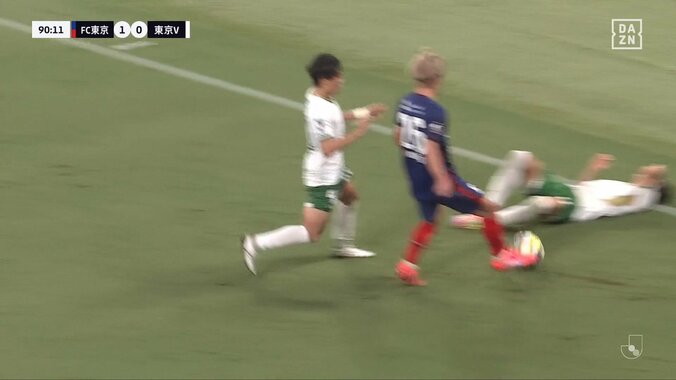 【映像】倒れた選手にボールを当てる行為→小競り合いに